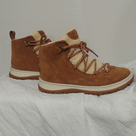 UGG - Picture 2 of 9